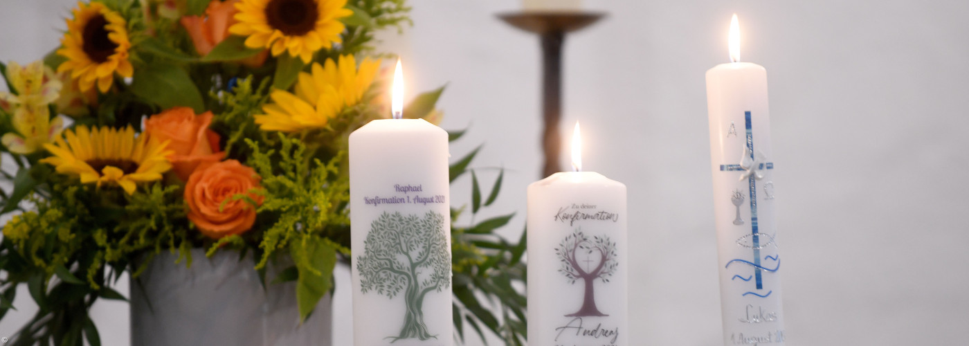 Konfikerzen auf Altar