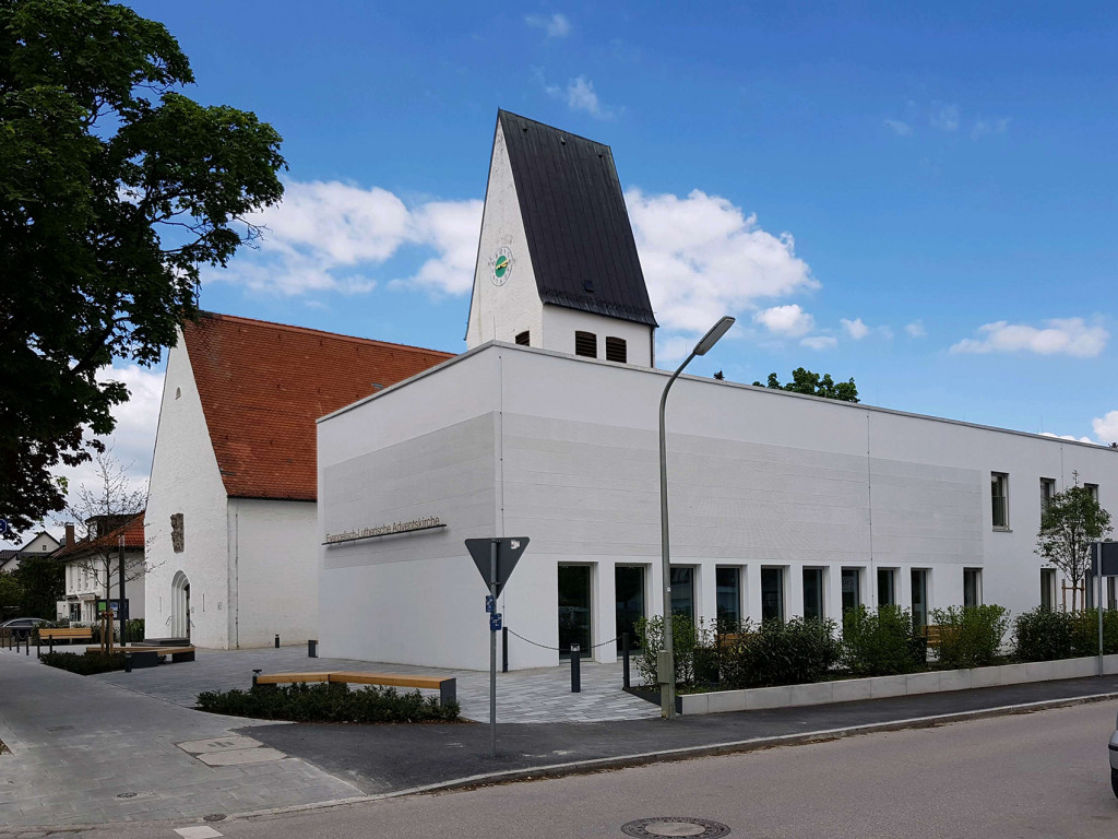 Adventskirche - Hier trifft Neues auf den dörflich, idyllischen Charme der 1960er Jahre