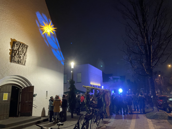 adventmarkt vor der Adventskirche
